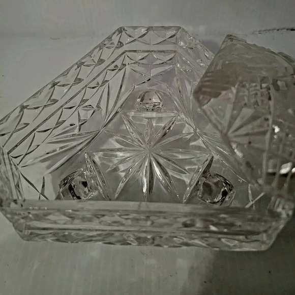 VINTAGE ELEGANT TRI-FOOTED CRYSTAL GLASS CANDY DISH WITH ORNATE TALL SPIRED LID - Picture 4 of 6